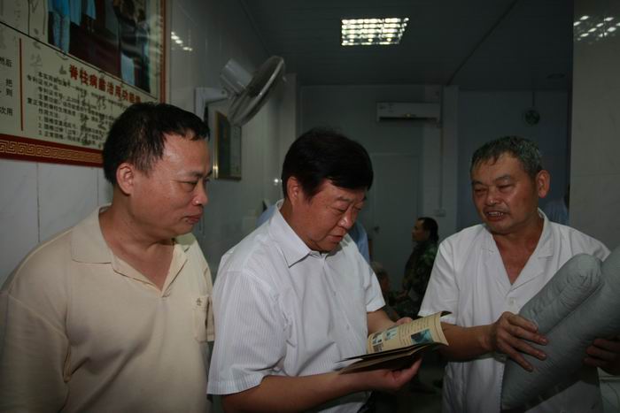 調(diào)整大小 湛江第一中醫(yī)院和老專家交談 394.jpg