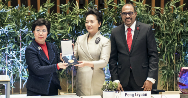 世衛(wèi)組織總干事陳馮富珍博士和聯(lián)合國(guó)艾滋病規(guī)劃署執(zhí)行主任Michele Sidibé為彭麗媛女士頒獎(jiǎng)