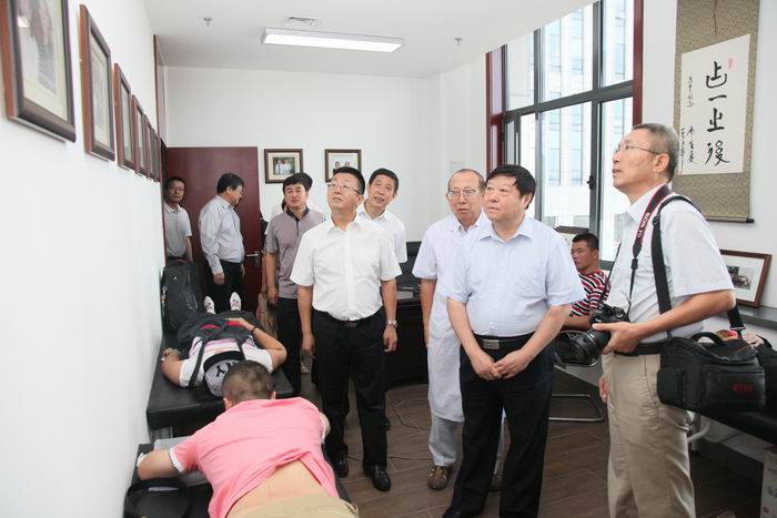 調整大小 在黑龍江中醫藥大學一附院臨床研究基地指導工作.JPG