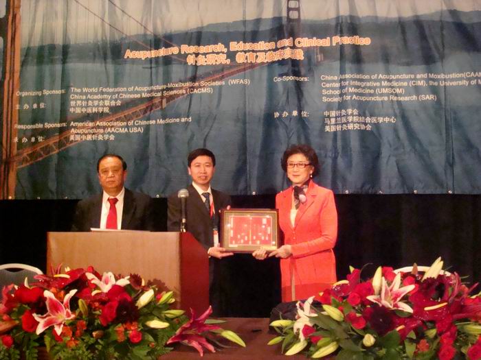 調整大小 出席“世界針灸學會聯合會2010美國國際針灸學術研討會”.JPG